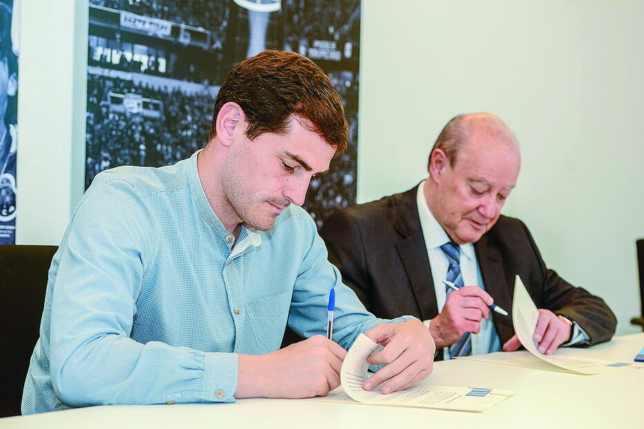Iker Casillas e Pinto da Costa, ontem, no ato da renovação 