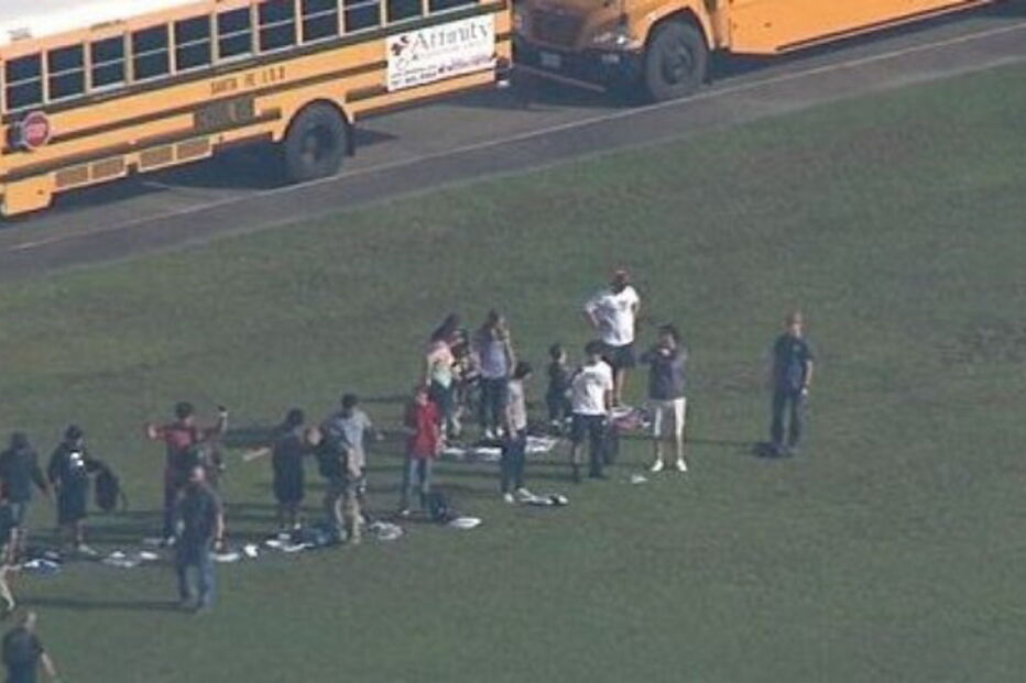 Alunos foram retirados de escola de Santa Fe, após tiroteio que fez vários mortos