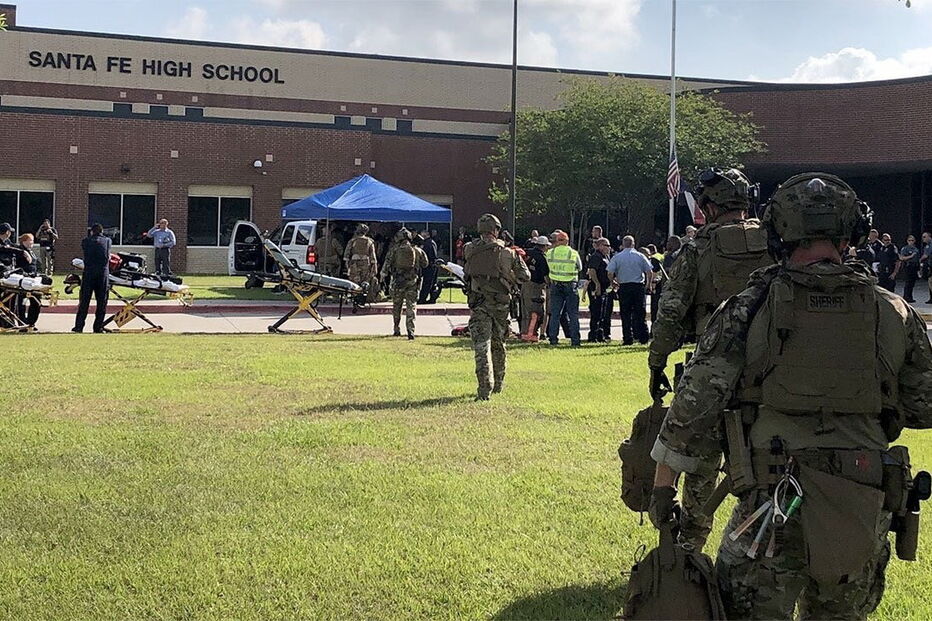 Polícia entra na escola de Santa Fé onde tiroteio fez vários mortos
