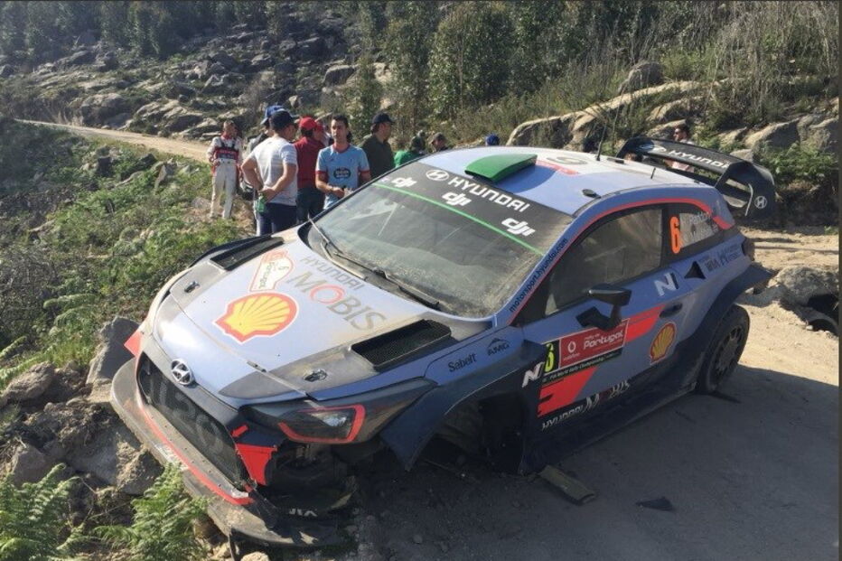 Carro de Hayden Paddon ficou neste estado após acidente no Rali de Portugal