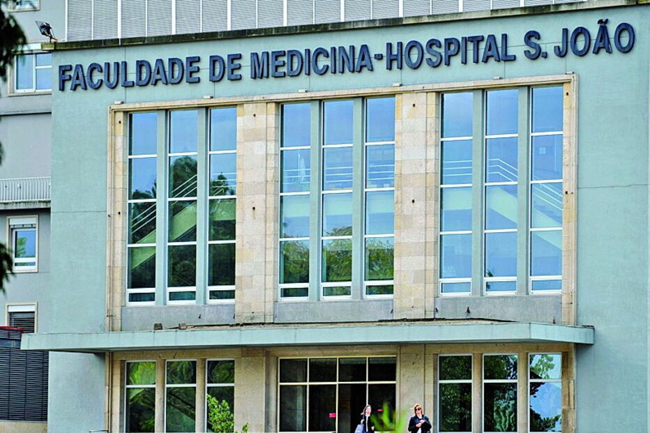 Comerciante foi transportado para o Hospital de São João, no Porto    