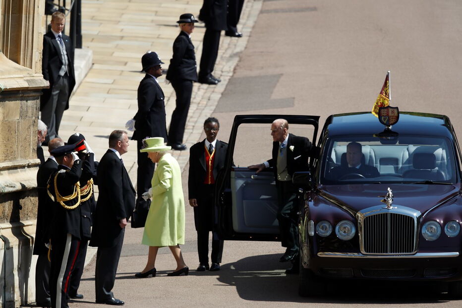 Rainha Isabel II chega à capela