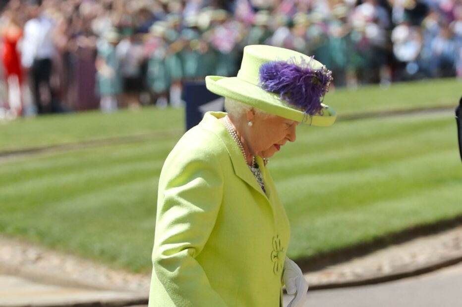 Rainha Isabel II chega à capela