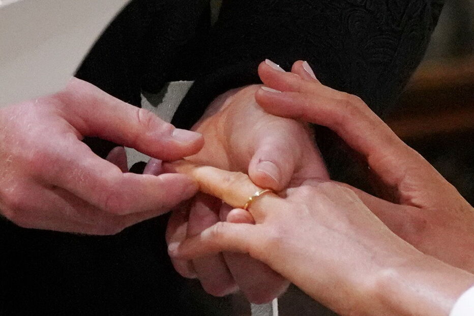 Harry e Meghan trocam alianças