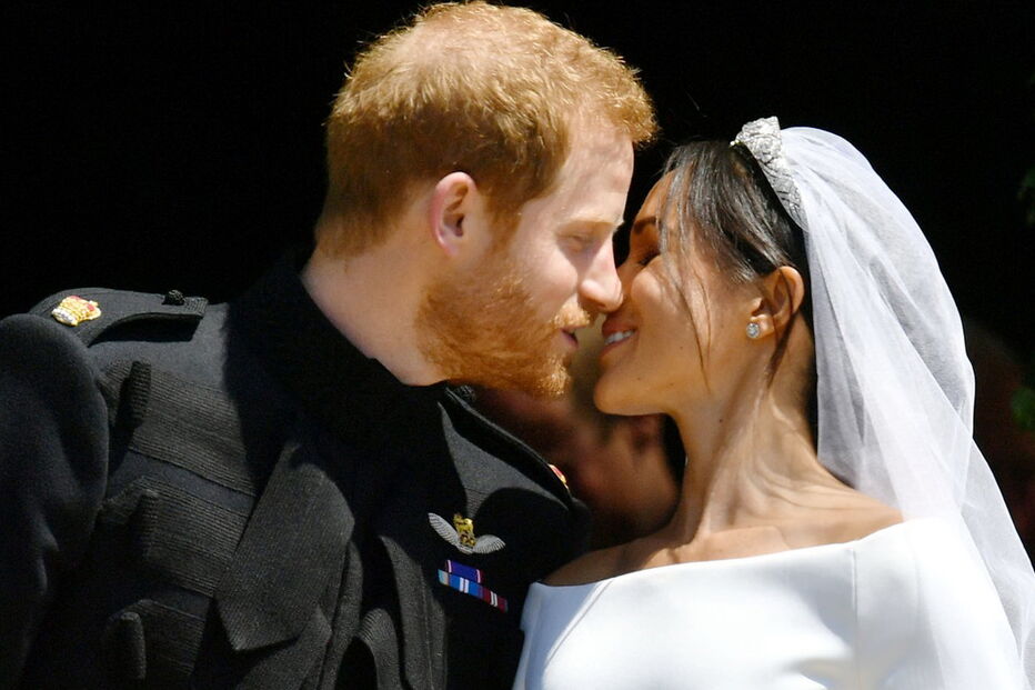 O primeiro beijo de Harry e Meghan enquanto marido e mulher