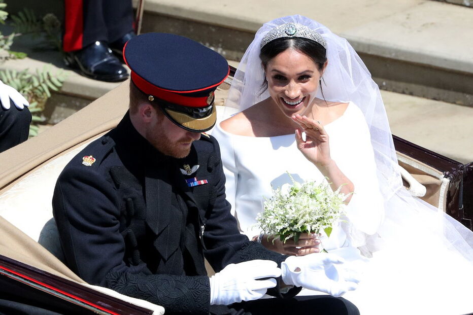 Recém-casados Harry e Meghan acenam à multidão