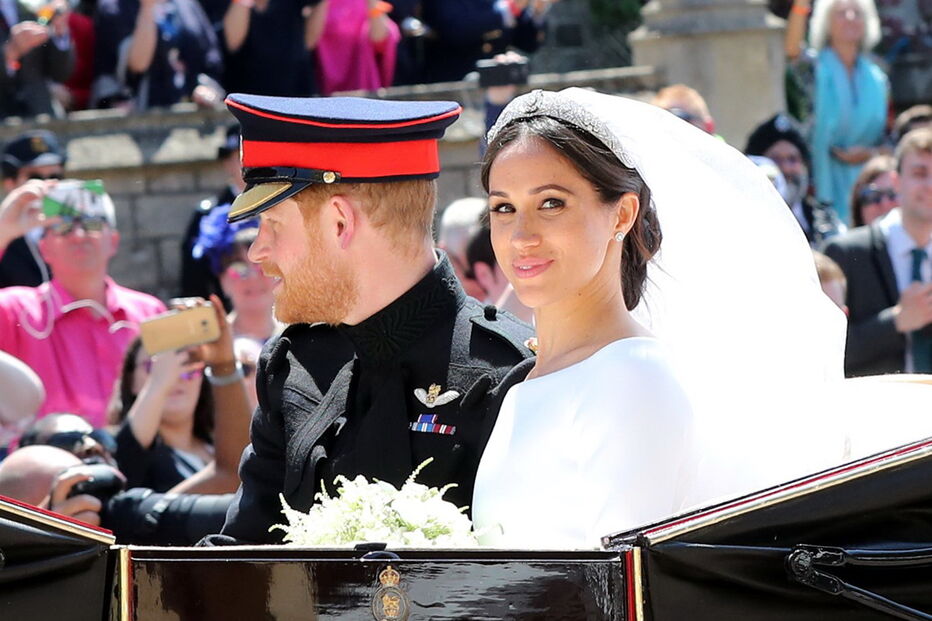 Recém-casados Harry e Meghan acenam à multidão	