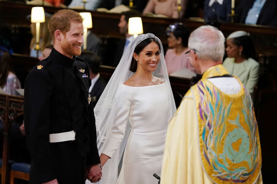 Depois de meses de especulação, ao meio dia de hoje foi finalmente revelado o vestido de Meghan Markle