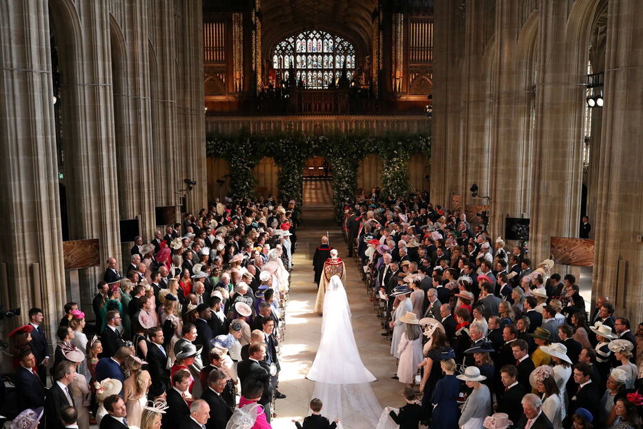 Meghan usou um véu de seda branca de cinco metros de comprimento e que incluía detalhes florais únicos, bordados à mão