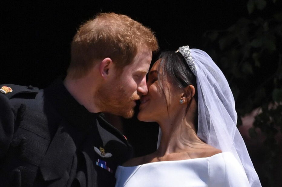 Harry e Meghan selaram casamento com vários beijos