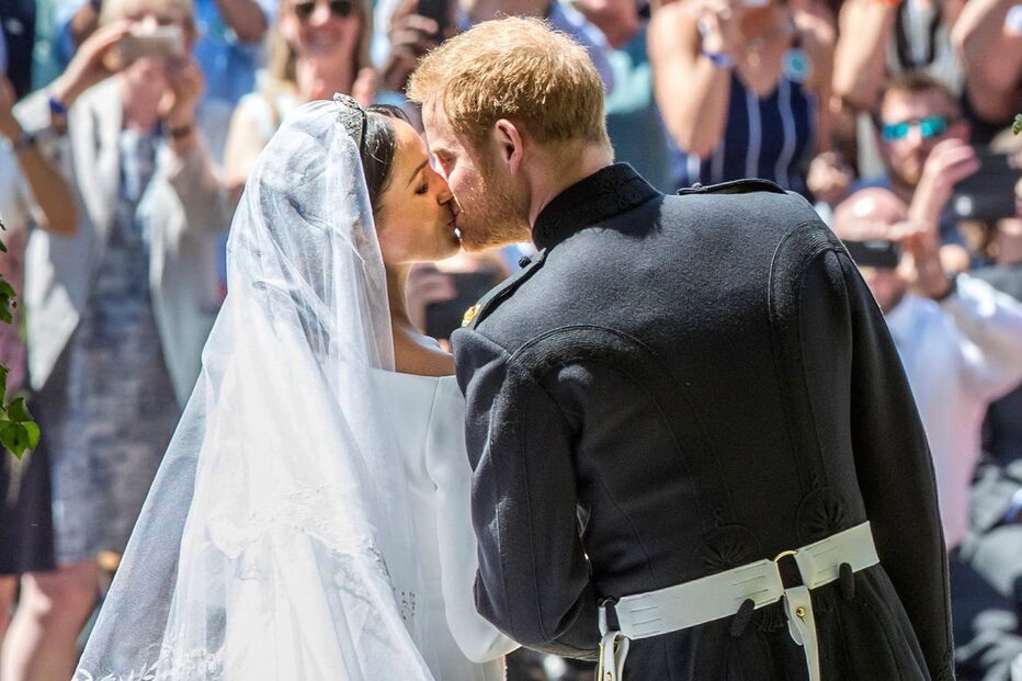 Harry e Meghan selaram casamento com vários beijos