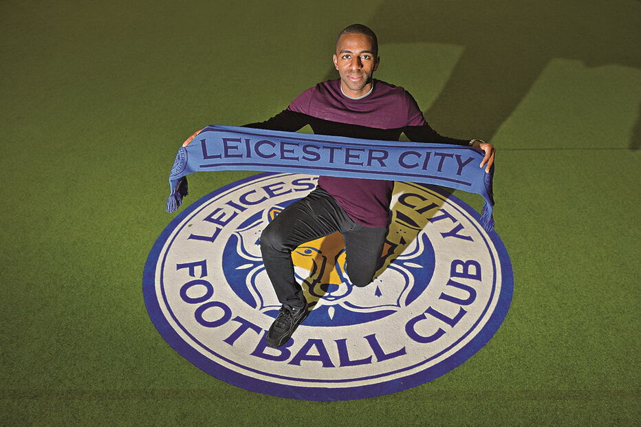 Ricardo Pereira com os símbolos do Leicester