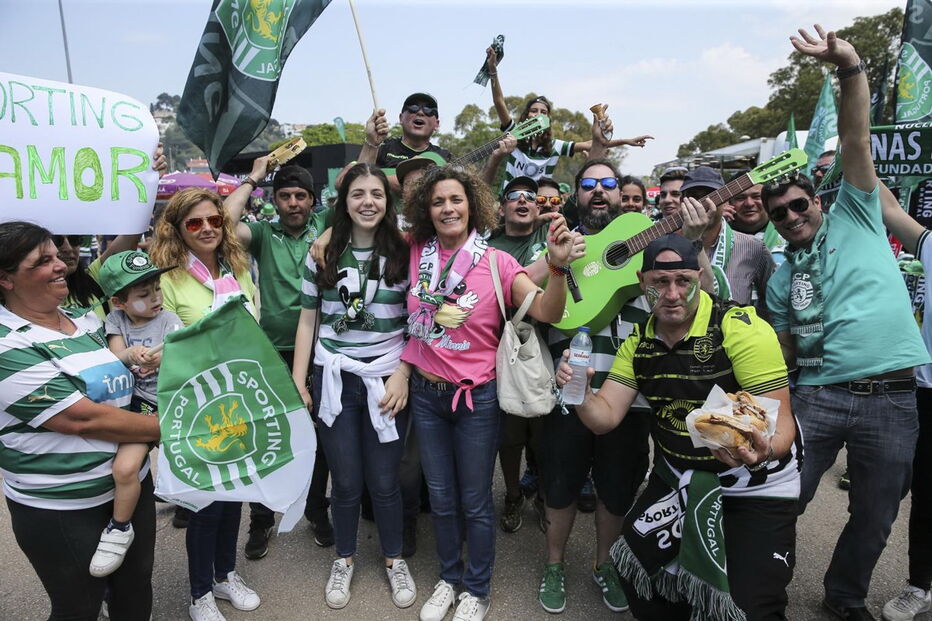 Os adeptos fizeram questão de estar presentes e apoiar a equipa leonina