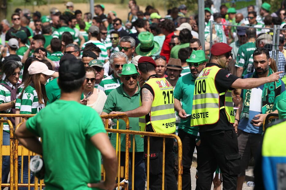 Dezenas de adeptos deslocaram-se ao Jamor 