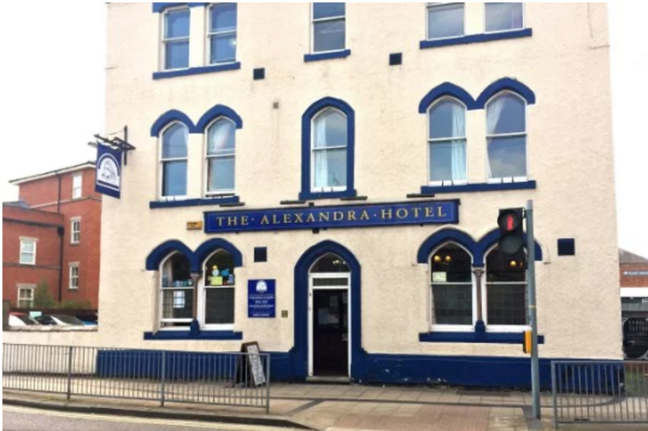 O bar Alexandra Hotel irá multar todos os clientes que falarem sobre o casamento real