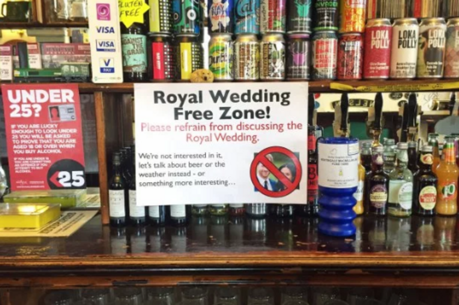 No bar foram colocados diversos posters que servem de 