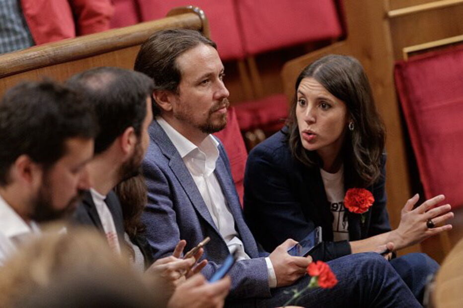 Pablo Iglesias e Irene Montero no parlamento de Espanha