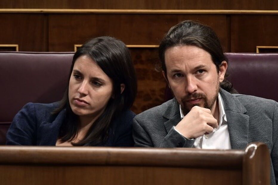 Pablo Iglesias e Irene Montero no parlamento de Espanha