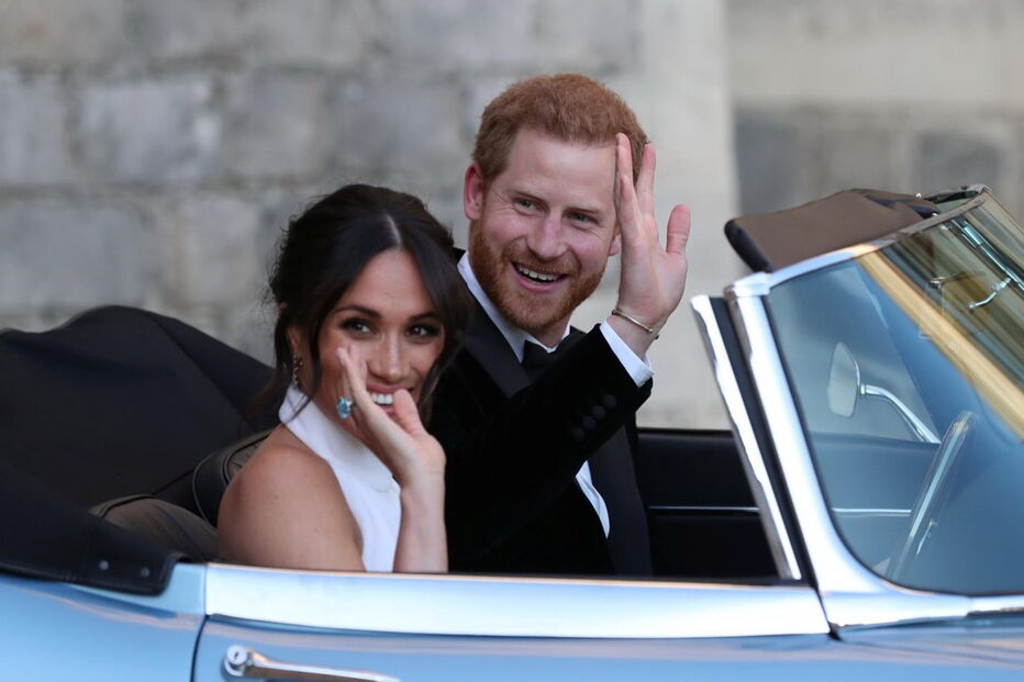 Harry e Meghan a caminho da festa após o casamento real