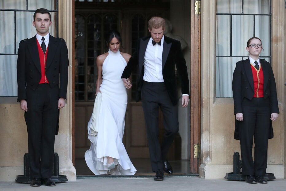 Harry e Meghan a caminho da festa após o casamento real