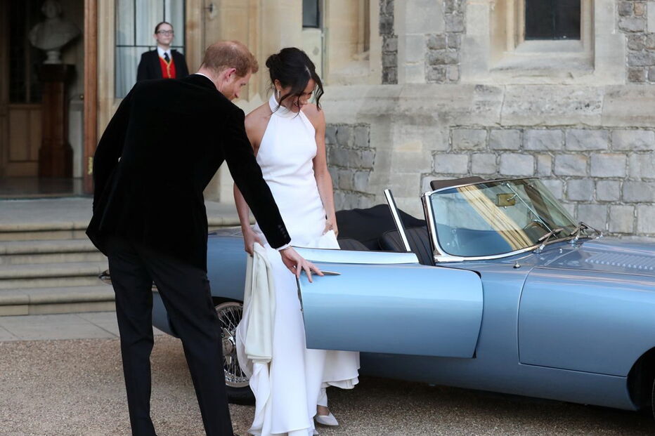 Harry e Meghan a caminho da festa após o casamento real