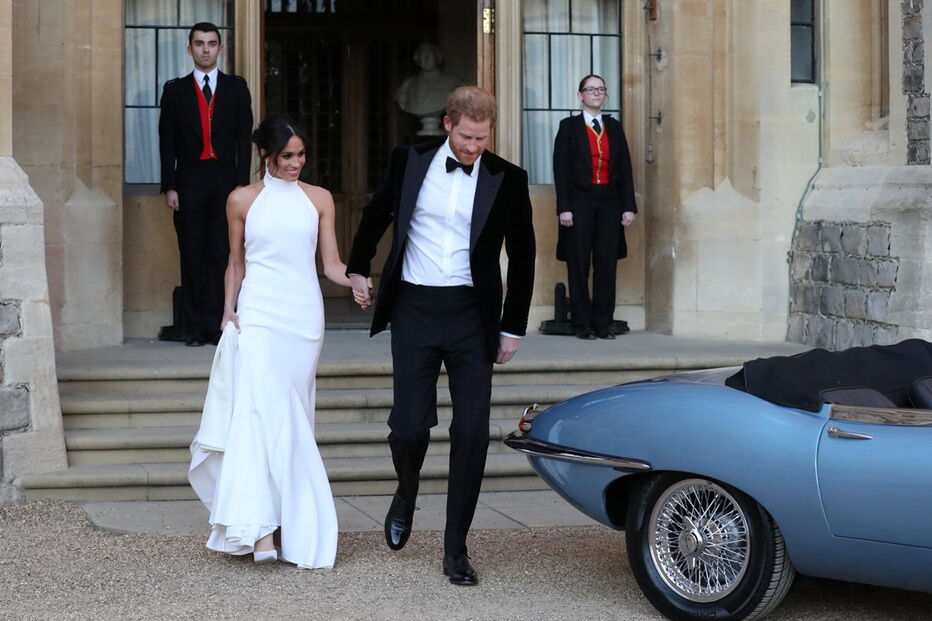 Harry e Meghan a caminho da festa após o casamento real
