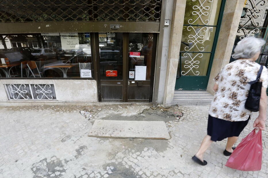Moradores da rua da Penha de França tentam junto da câmara que a rutura seja resolvida