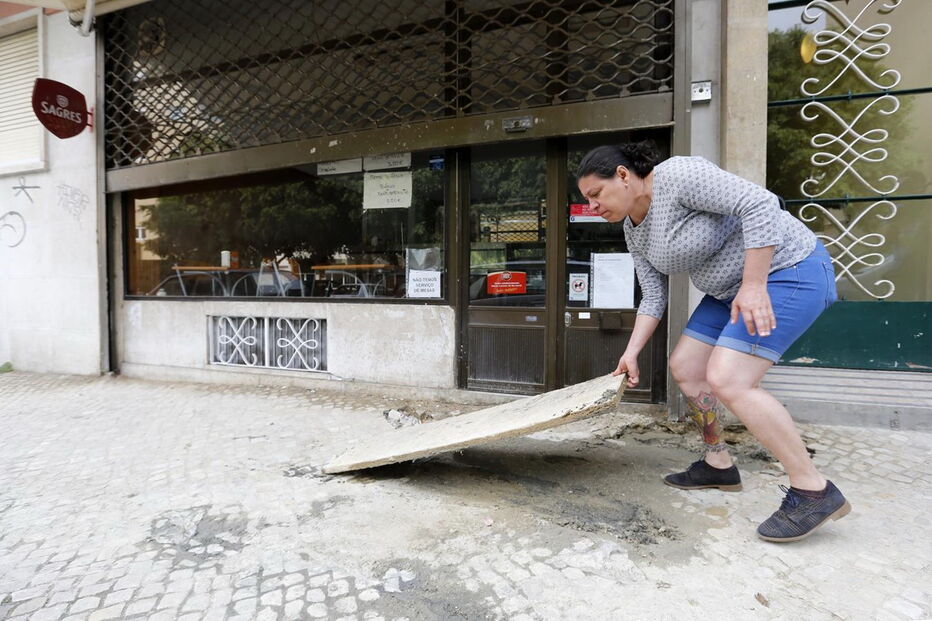 Moradores da rua da Penha de França tentam junto da câmara que a rutura seja resolvida