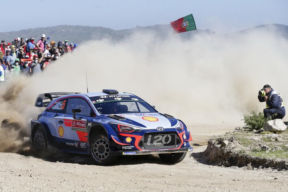 Neuville faz história no Rali de Portugal