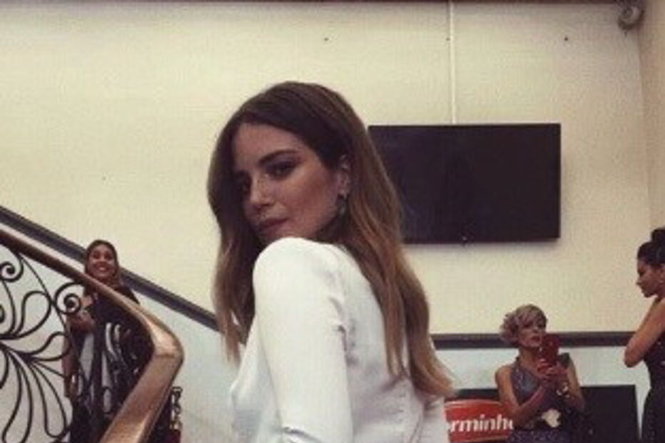 Bárbara Lourenço mostrou nas 'stories' do Instagram o vestido que levou aos Globos de Ouro