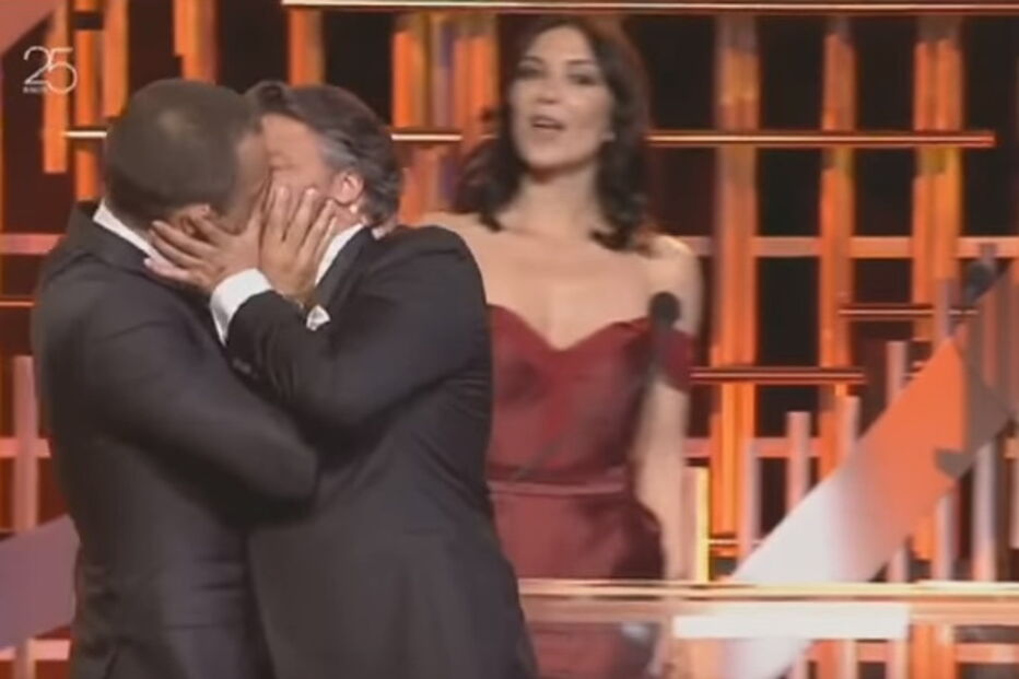 César Mourão e José Fidalgo dão beijo na boca nos Globos de Ouro