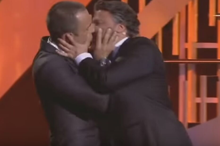 César Mourão e José Fidalgo dão beijo na boca nos Globos de Ouro