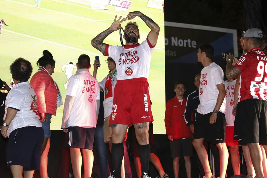 Vila das Aves não dormiu para receber os heróis do Jamor esta madrugada