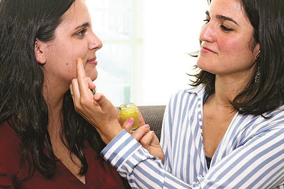 Diana Baptista Mendes  (à direita) aplica o creme natural 