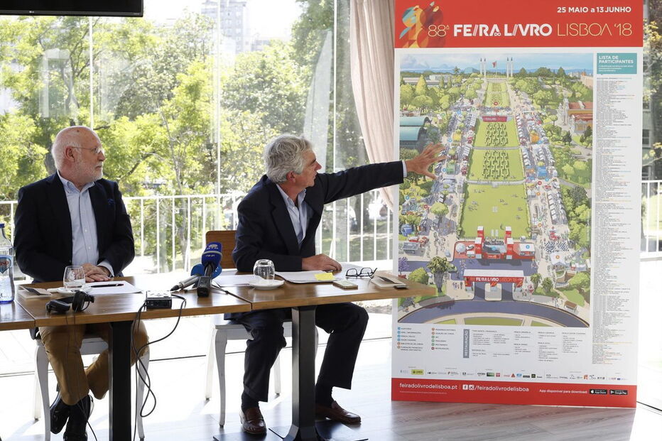 João Amaral, presidente da APEL, e Pedro Pereira da Silva, diretor da Feira do Livro de Lisboa, no Parque Eduardo VII	