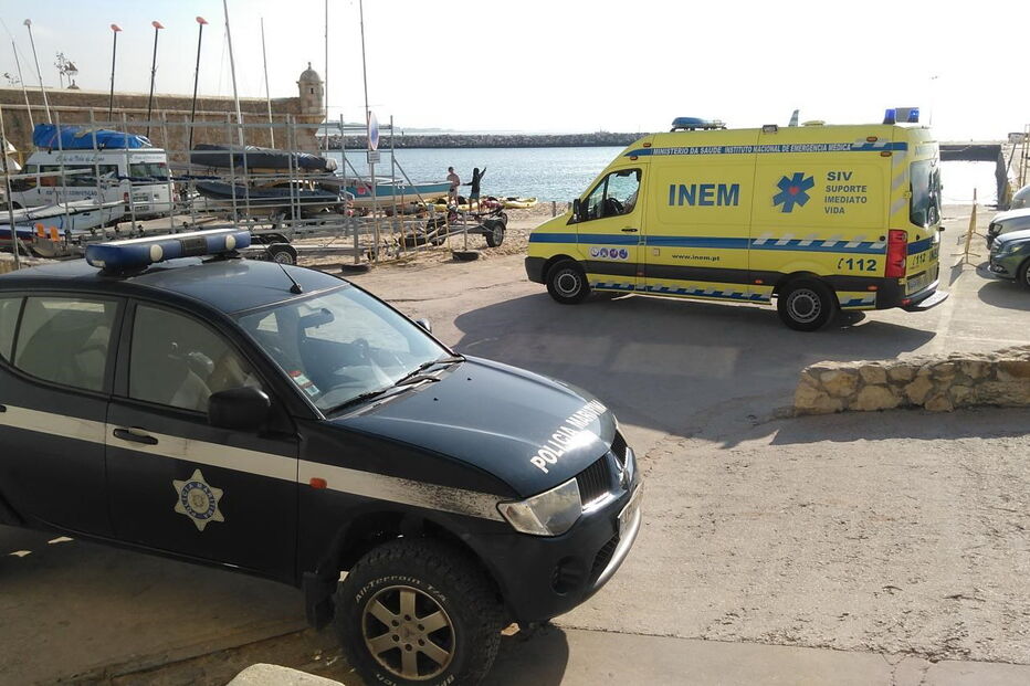 Socorro na praia da Batata foi prestado por elementos da Polícia Marítima, Bombeiros Voluntários de Lagos e INEM 