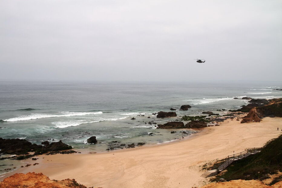 Buscas na praia do Malhão, em Vila Nova de Milfontes