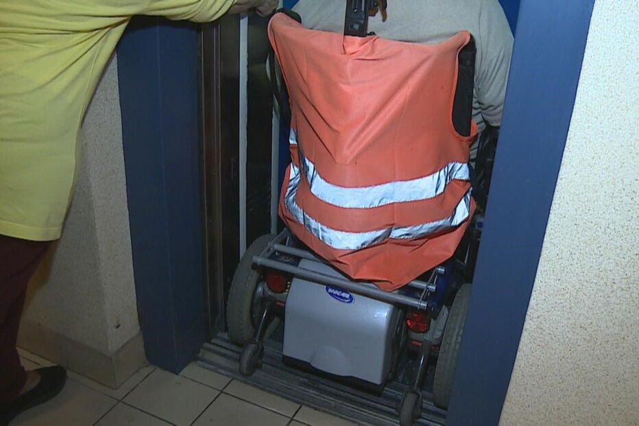 Único elevador em funcionamento no prédio não tem espaço para servir moradores com cadeiras de rodas elétricas