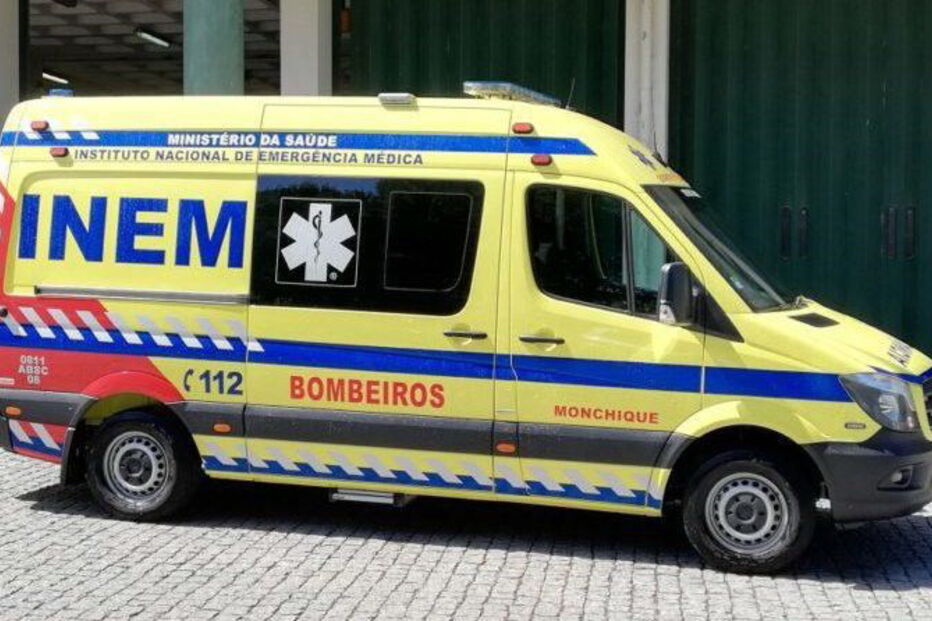 Viatura de emergência está parada no quartel dos Bombeiros de Monchique, mas não pode ser utilizada