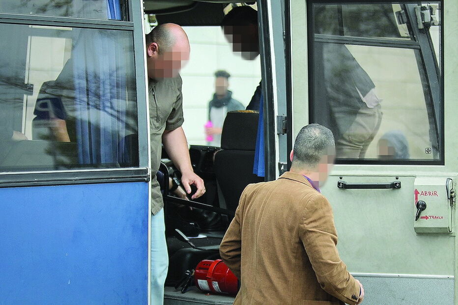 Dezassete arguidos à saída do autocarro que os levou a tribunal