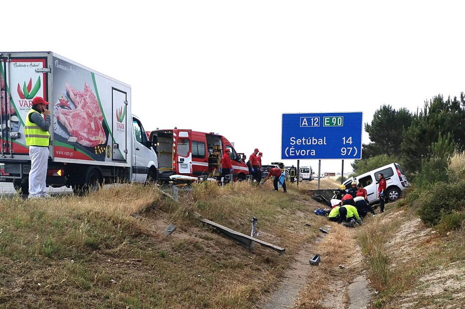 Despiste de carrinha deixa mulher de 25 anos ferida no Pinhal Novo