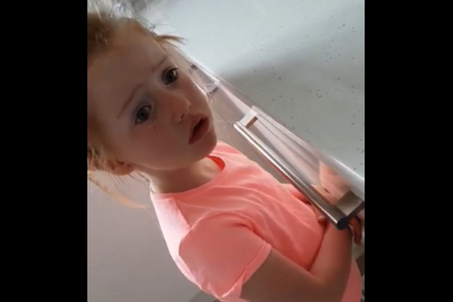 Lola, de 5 anos, ficou destroçada quando a mãe lhe contou que não ia ao casamento real