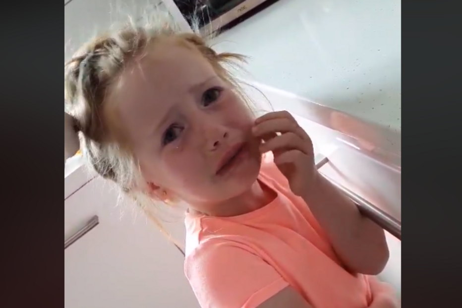 Lola, de 5 anos, ficou destroçada quando a mãe lhe contou que não ia ao casamento real