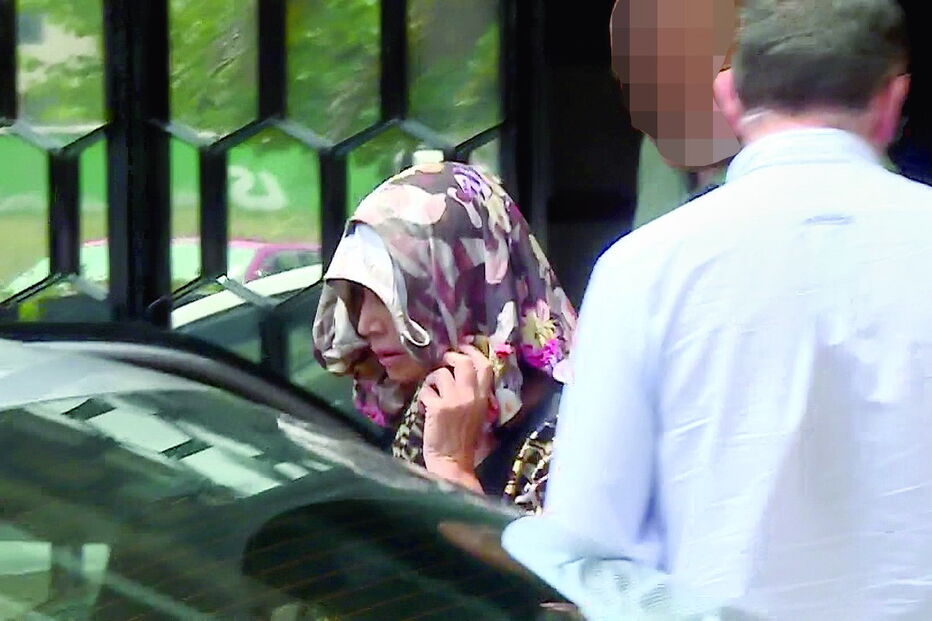 Mãe de Helena Costa à saída da Polícia Judiciária de Braga, após ser presa. A médica, de 72 anos, fugiu com a filha e o neto 