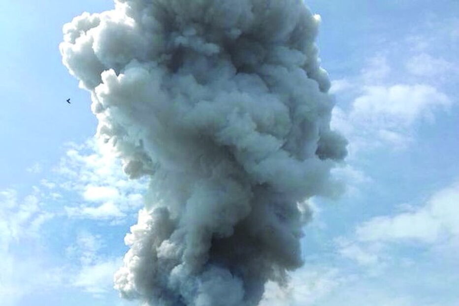 Coluna de fumo depois da explosão