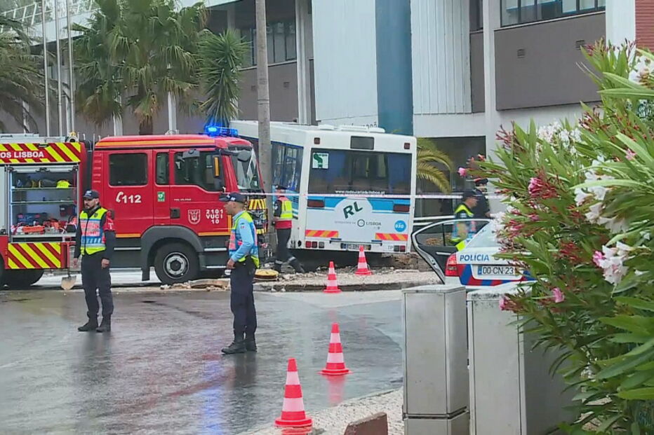 Acidente de autocarro junto ao aeroporto de Lisboa