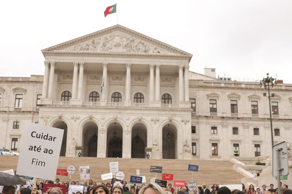 Manifestantes contra a eutanásia
