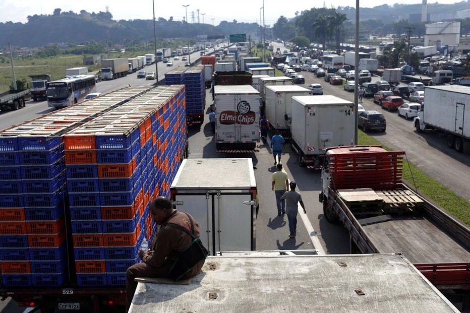Camionistas em protesto bloqueiam estradas em todo o Brasil
