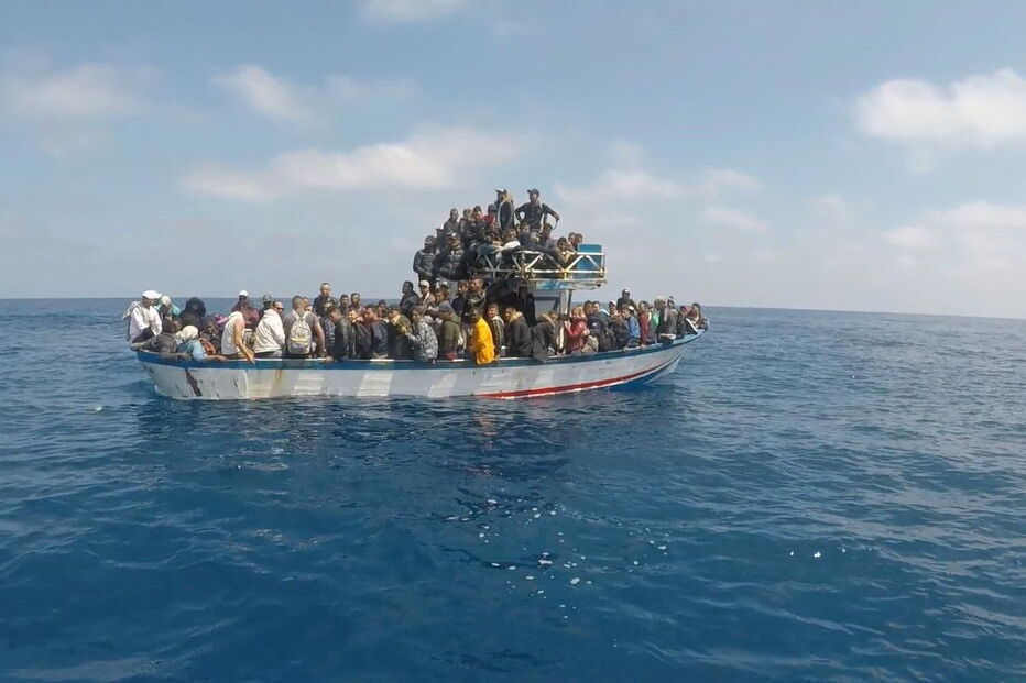 Uma das embarcações que todos os dias andam à deriva no Mediterrâneo