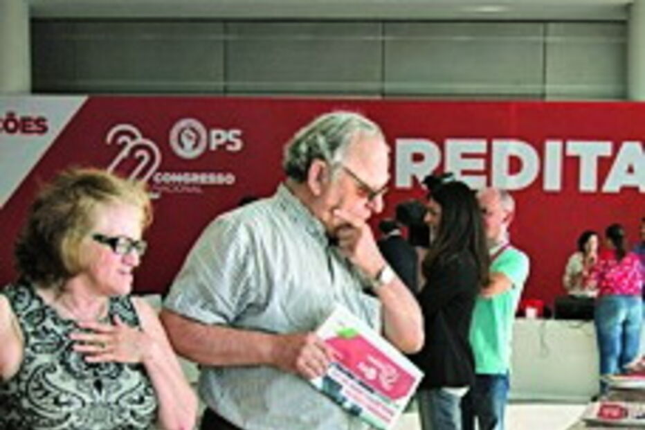 Panfletos à entrada do Congresso do PS